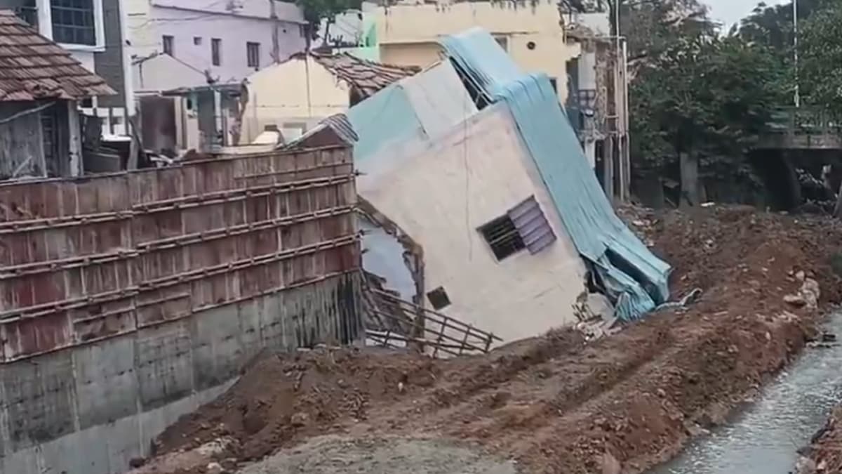 Coimbatore House Collapses: চোখের সামনে ধসে পড়ল আস্ত বাড়ি, বেআইনি নির্মাণের জেরে হাহাকার