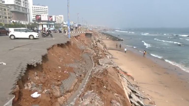 Visakhapatnam: সমুদ্রের ঢেউতে তলিয়ে গেল বিশাখাপত্তনমের রাস্তা, বড়সড় বিপদের সম্মুখীন রাজ্যবাসী