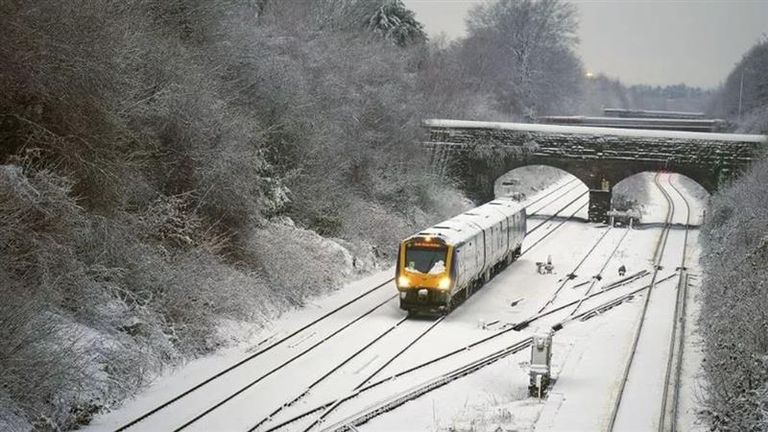 UK Snowfall: রেকর্ড তুষারপাতে বন্ধ ইংল্যান্ডের বেশীরভাগ বিমানবন্দর, রাস্তায় হাঁটু সমান বরফে বন্ধ জাতীয় সড়ক