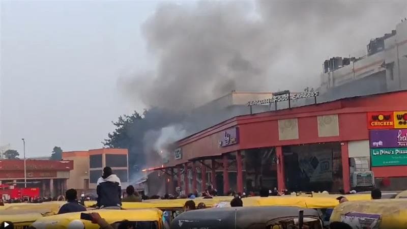 Sealdah Station: শিয়ালদহ স্টেশনের বাইরে বিধ্বংসী অগ্নিকাণ্ড, ঘটনাস্থলে দমকলের একাধিক ইঞ্জিন