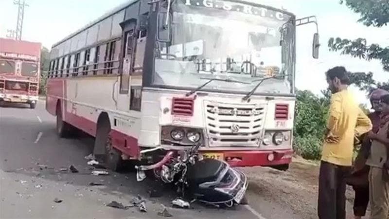 Jadavpur Accident: সাতসকালে যাদবপুরে মর্মান্তিক পথ দুর্ঘটনা, সরকারি বাস পিষে দিল মহিলাকে, অক্ষত শিশুকন্যা