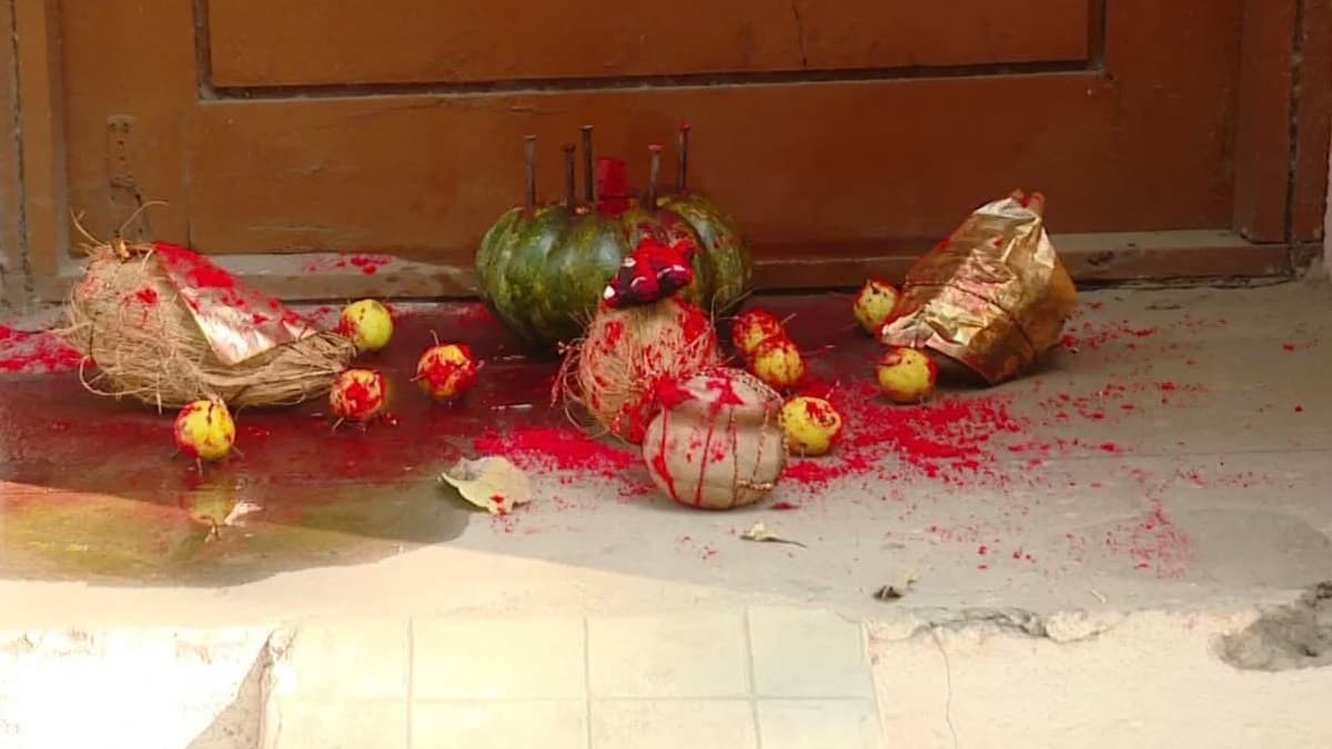 Woman Performing 'Tantrik' Rituals: চারপাশে চলছে গাড়ি, মাঝ রাস্তায় দাঁড়িয়ে 'তান্ত্রিক' পড়ছেন মন্ত্র, দেখুন ভিডিয়ো