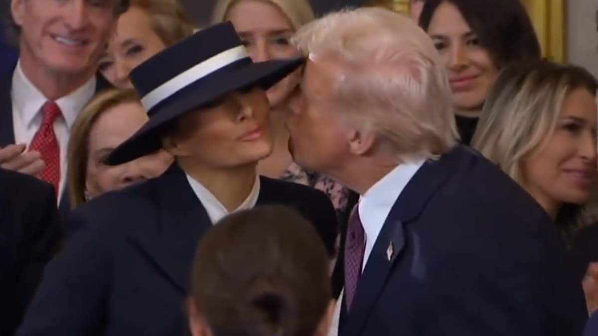 Donald Trump-Melania Trump's Kissing Video: স্ত্রী মেলানিয়ার ঠোঁট, গাল স্পর্শ করতে গিয়েও থামলেন ট্রাম্প, ভাইরাল মার্কিন প্রেসিডেন্টের 'এয়ার কিস মোমেন্ট', দেখুন