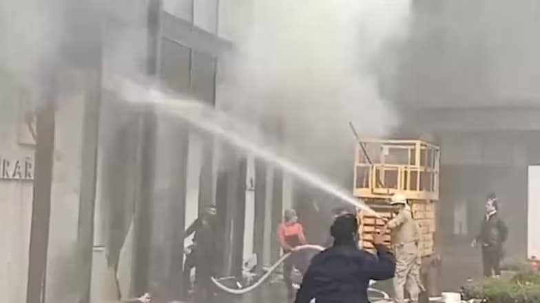 Fire In Mall: শপিং মলে ভয়বহ অগ্নিকাণ্ড, আতঙ্কে ছোটাছুটি ক্রেতাদের