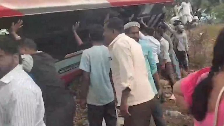 Karnataka Bus Accident: নিয়ন্ত্রণ হারিয়ে উল্টে গেল বাস, জানালা দিয়ে ঝাঁপ যাত্রীদের