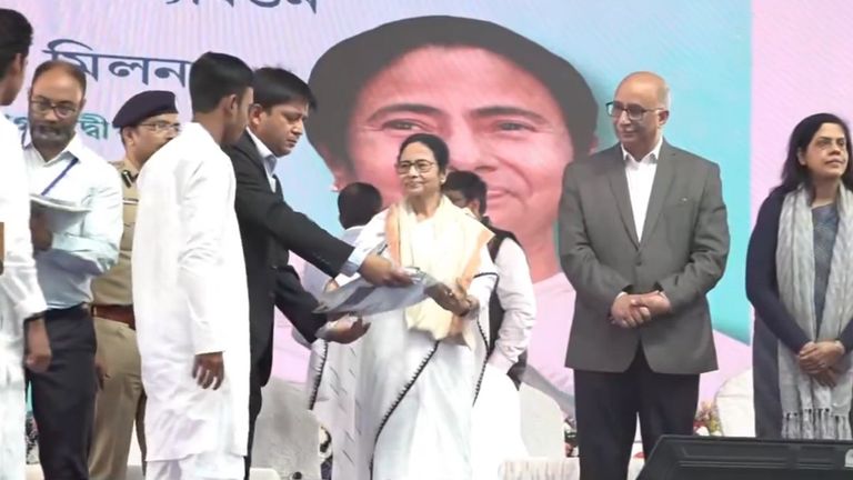 Mamata Banerjee: বাংলাদেশ থেকে ছাড়া পাওয়া মৎস্যজীবীদের সঙ্গে সাক্ষাৎ মুখ্যমন্ত্রীর