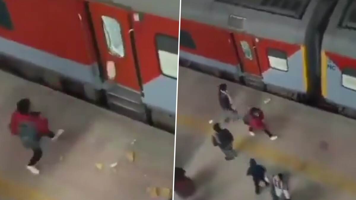 Maha Kumbh Special Train Vandalised Video: মহাকুম্ভ স্পেশাল ট্রেনে ছোঁড়া হচ্ছে ইঁট, ভাঙা হচ্ছে দরজা, দেখুন ভিডিয়ো