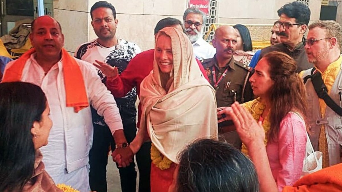 Maha Kumbh 2025: জনসমুদ্র, মহকুম্ভে হাজির হয়ে হঠাৎ অসুস্থ স্টিভ জোবসের স্ত্রী লরেন পাওয়েল