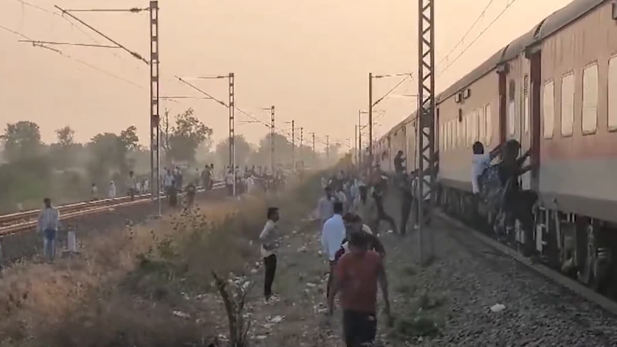 Major Train Accident: মর্মান্তিক দুর্ঘটনা, পুষ্পক এক্সপ্রেস থেকে ঝাঁপ দেওয়া ৮ যাত্রী কর্ণাটক এক্সপ্রেসের নীচে পড়লেন চাপা