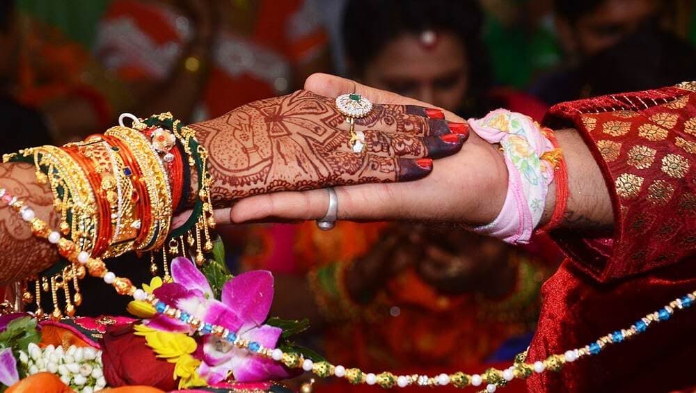 Woman Elopes With Her Female Friend On Wedding Day: বিয়ের দিন পালিয়ে গেলেন কনে, বান্ধবীর হাত ধরে চম্পট চিকিৎসক তরুণীর, হেনস্থা এড়াতে মেয়েকে 'মেরেই ফেলল' পরিবার