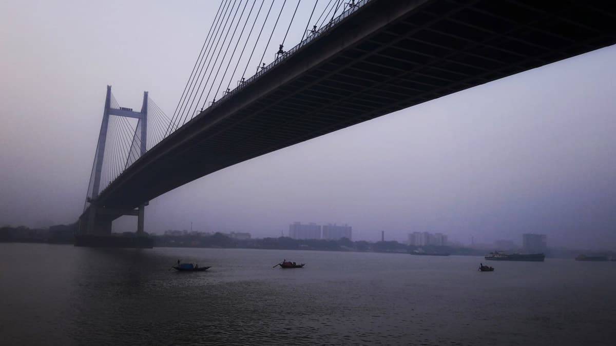 Kolkata: আচমকাই দ্বিতীয় হুগলি সেতুতে স্কুটি রাস্তার ধারে থামিয়ে ঝাঁপ দিলেন গঙ্গায়, যুবকের কাণ্ড দেখে হতবাক পথচলতি মানুষেরা