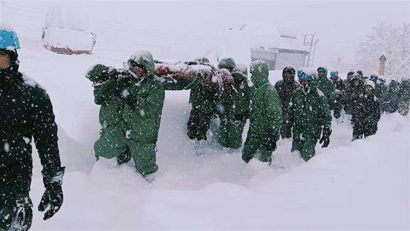 Uttarakhand Avalanche: তুষারঝড়, বৃষ্টি! বদ্রীনাথে সাত ফুট পুরু বরফের চাদরের নীচে এখনও আটকে ২৫ জন, বেঁচে কি ফিরবেব?