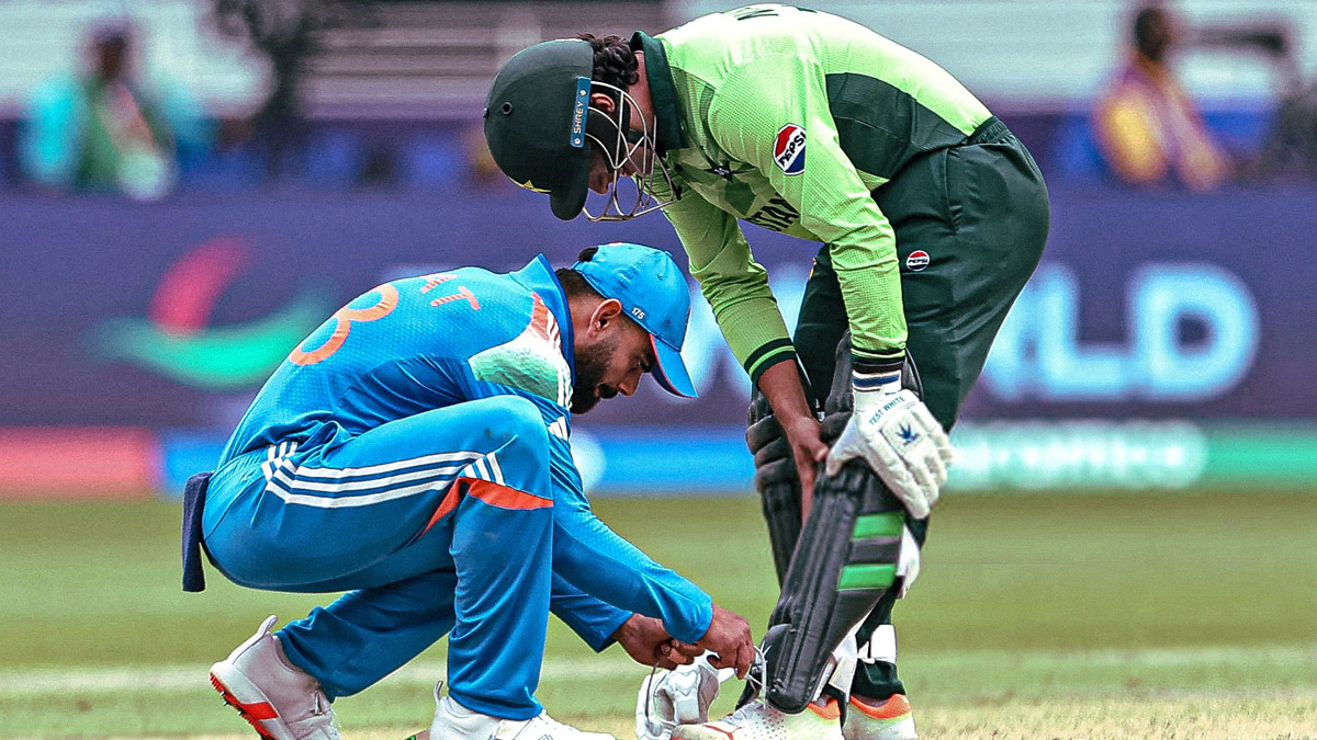 IND vs PAK: কোহলির নাসিম বন্ধন! প্রথমে পাকিস্তানি তারকার জুতোর ফিতে বাঁধলেন বিরাট, তারপর ক্যাচ লুফে গড়লেন রেকর্ড