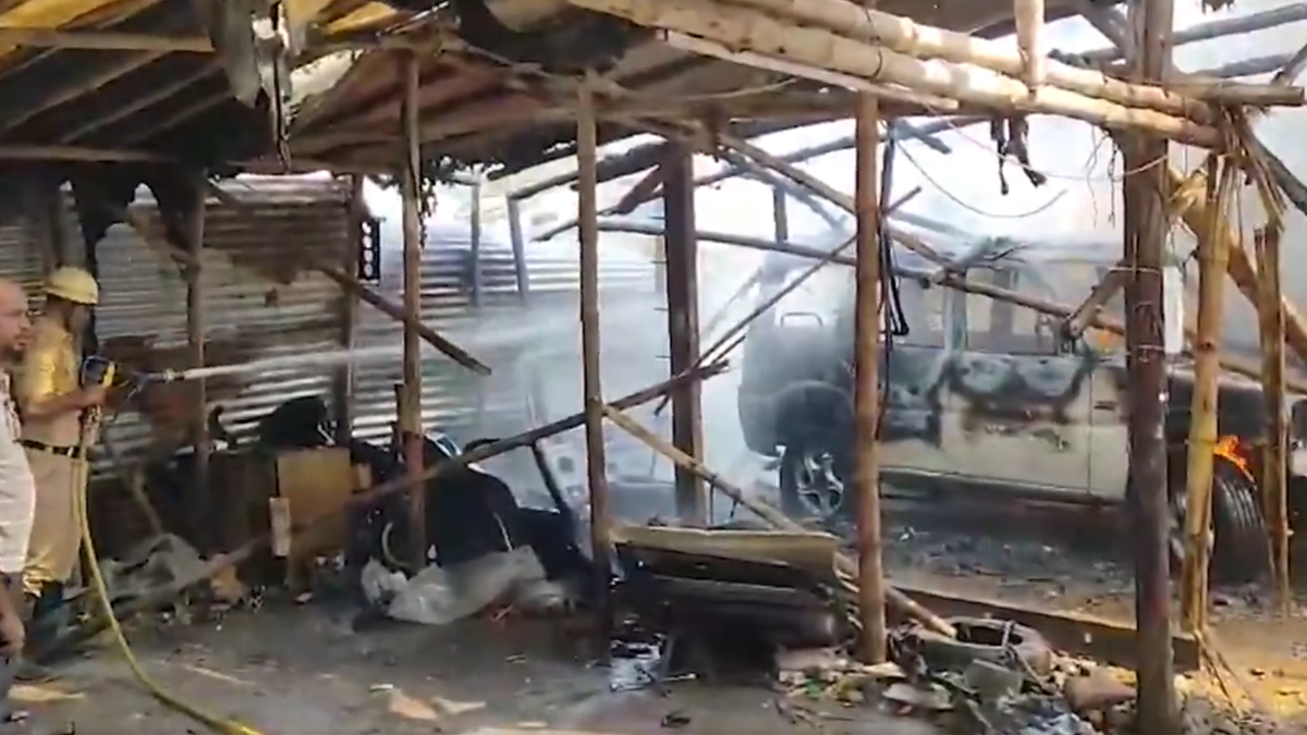 Kolkata Fire Incident: আচমকাই গ্যারেজে লাগল আগুন, কালো ধোঁয়ায় ঢেকে গেল বাইপাস সংলগ্ন এলাকা, দেখুন ভিডিয়ো