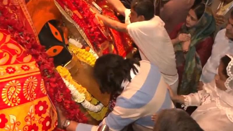 Jharkhand cm Hemant Soren with his wife Kalpana Soren offer payers at Kalighat Kali Temple