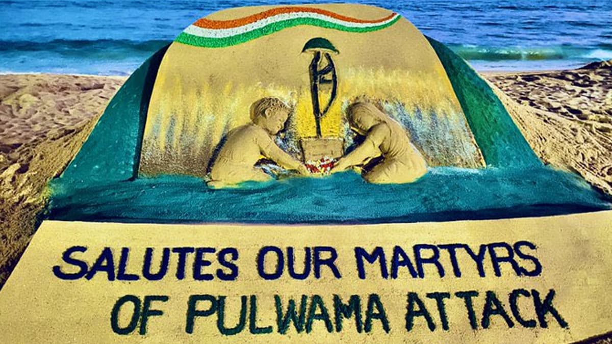 Pulwama Attack 6th Anniversary: আজও অমর পুলওয়ামার বীরেরা, সেই শহীদদের স্মৃতিতে শ্রদ্ধার্ঘ অর্পন বালি শিল্পী সুদর্শন পট্টনায়ক-এর