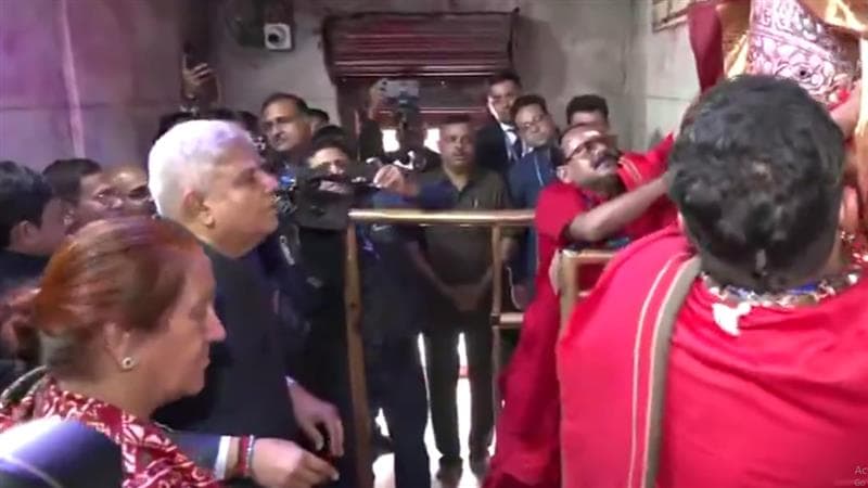 Jagdeep Dhankhar visits Tarapith Temple: স্ত্রীর সঙ্গে তারাপীঠে পুজো দিলেন দেশের উপরাষ্ট্রপতি জগদীপ ধনখড়, তারা মাকে নতুন বস্ত্র উৎসর্গ