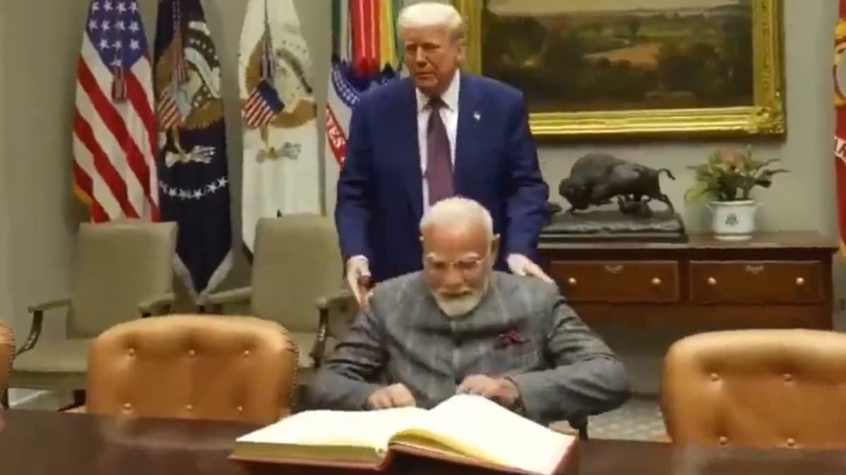 Donald Trump Pulls Chair For Narendra Modi Video: মোদীর সম্মানে ট্রাম্প টানলেন চেয়ার, বসার জায়গা করে দিলেন ভারতের প্রধানমন্ত্রীকে, দেখুন ভিডিয়ো