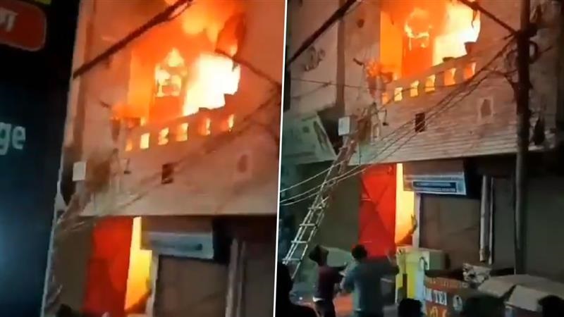 Shocking Fire Video: দাউ দাউ করে জ্বলছে বাড়ি, আগুনের লেলিহান শিখার মধ্যে দিয়ে ৬ জনের ঝাঁপ প্রাণ বাঁচাতে, ভয়াবহ ভিডিয়ো