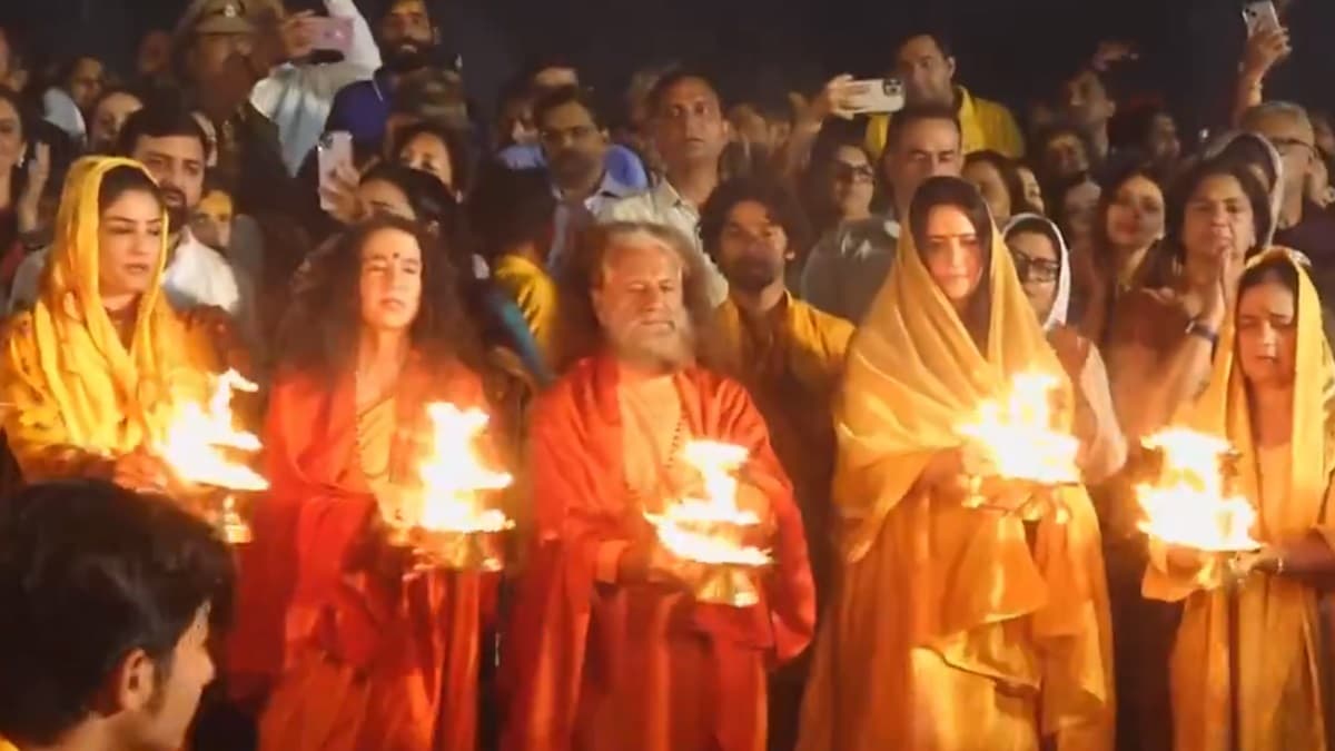 Katrina Kaif, Raveena Tandon Perform Ganga Aarti: ত্রিবেণী সঙ্গমে পূণ্যস্নানের পর প্রয়াগরাজের ঘাটে গঙ্গা আরতি করলেন ক্যাটরিনা কাইফ, সঙ্গে রবিনা ট্যান্ডনও, দেখুন ভিডিয়ো