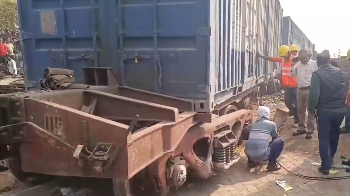 Train Derailed Video: ফের লাইনচ্যুত ট্রেন, দুমড়েমুচড়ে গেল গাড়ি, ভিডিয়ো দেখুন