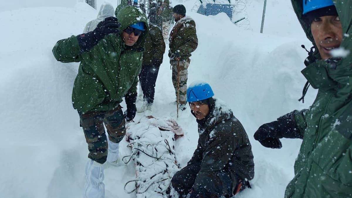 ITBP Doing Rescue Work In Uttarakhand Avalanche-Hit Area: রাস্তায় মৃত্যু ফাঁদ, বরফ কেটে, হাঁড় কাপানো ঠাণ্ডা অগ্রাহ্য করে তুষারধস থেকে শ্রমিকদের উদ্ধার করছেন আইটিবিপির জওয়ানরা, দেখুন