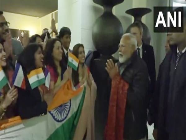 PM Narendra Modi in France: ফ্রান্সের মাটিতে দেশের ছোঁয়া, প্রবাসী ভারতীয়দের সঙ্গে সাক্ষাৎ মোদীর