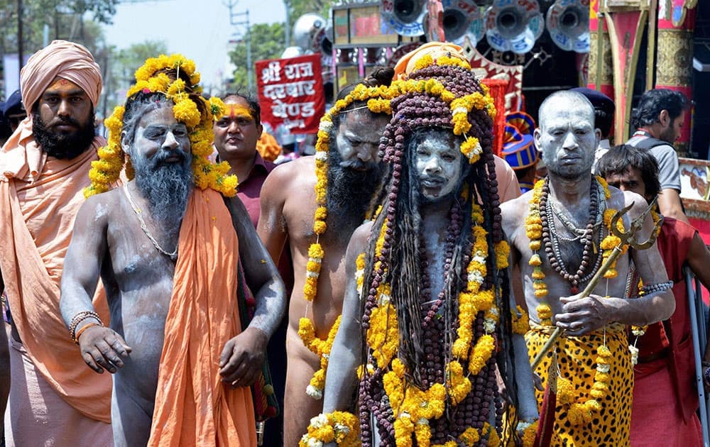 Naga Sadhu: নাগা সাধু কারা? মহাকুম্ভের নাগা সাধুরা কেন পরেন রুদ্রাক্ষের মালা? জেনে নিন রুদ্রাক্ষের মালার উপকারিতা...