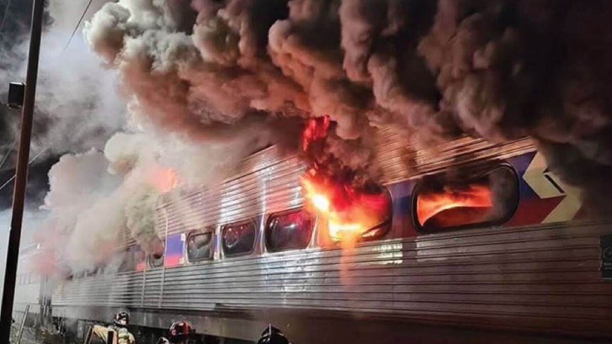 Pennsylvania Train Fire Video: দাউ দাউ করে জ্বলছে যাত্রী বোঝাই ট্রেন, কালো ধোঁয়ায় ঢাকল আকাশ, দেখুন ভয়াবহ ভিডিয়ো