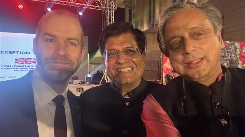 Shashi Tharoor Shares Selfie With Piyush Goyal: বিজেপির মন্ত্রী পিয়ূয গোয়েলের সঙ্গে শশী থারুরের ছবি, প্রকাশ্যে আসতেই জল্পনা