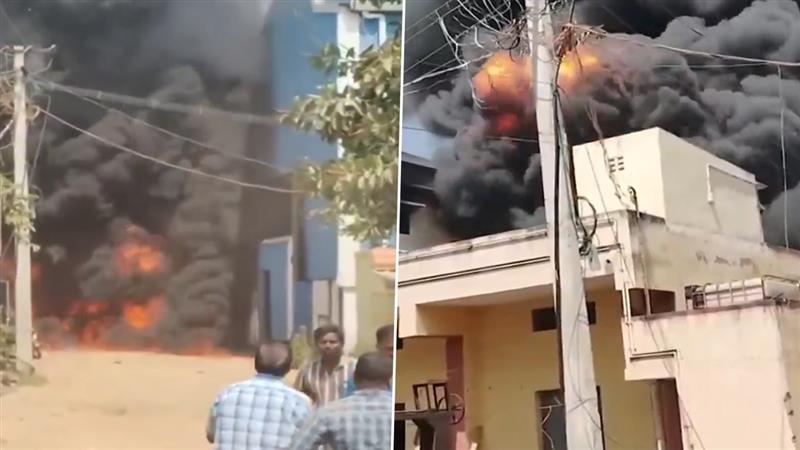 Fire In Factory: কারখানায় ভয়াবহ অগ্নিকাণ্ড, পুড়ে ছাই মজুত সামগ্রী, দেখুন ভিডিয়ো