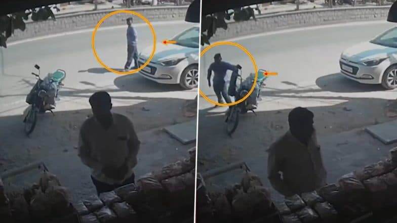 Telangana: ব্যাঙ্ক থেকে বেরোতেই ছিনতাই, ৪ লক্ষ টাকা খোয়ালেন যুবক