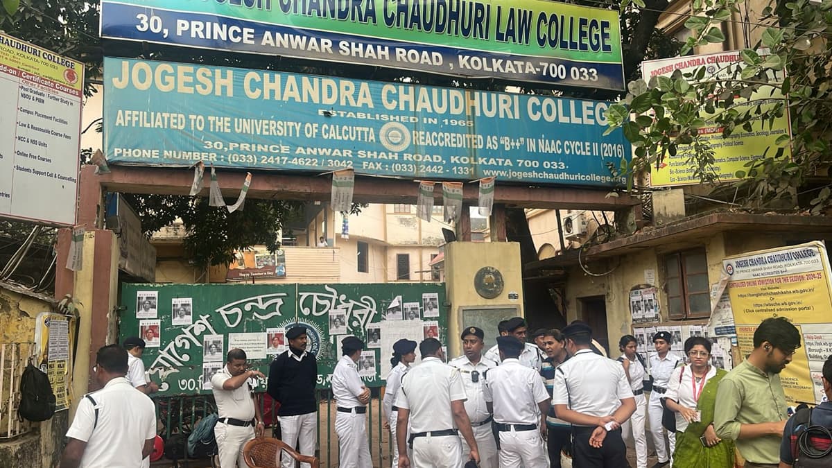 Jogesh Chandra Chaudhuri Law College: দোল নিয়ে এবার তপ্ত যোগেশচন্দ্র ল' কলেজ, বহিরাগত ইস্যু নিয়ে মালা রায়ের সামনে বিক্ষোভ পড়ুয়াদের