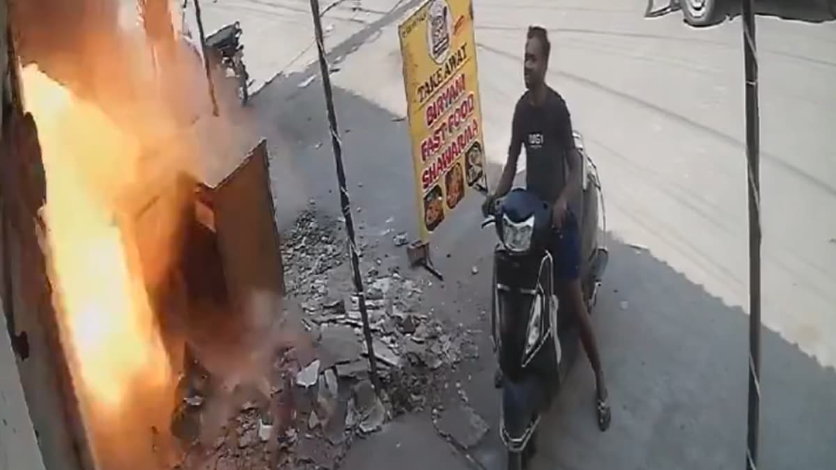 Blast Caught on Camera in Hyderabad: 'অবৈধ' গ্যাস ভর্তির দোকানে আচমকা বিস্ফোরণ, গুরুতর আহত দোকান মালিক