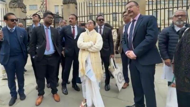 CM Mamata Banerjee: অক্সফোর্ডের ক্যাম্পাসে ঘুরলেন মুখ্যমন্ত্রী মমতা বন্দ্যোপাধ্যায়, দেখুন ভিডিয়ো