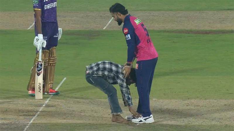Riyan Parag, IPL 2025: গুয়াহাটিতে পিচে ঢুকে রিয়ান পরাগের পা ছুঁয়ে প্রণাম ভক্তের, দেখুন ভিডিও