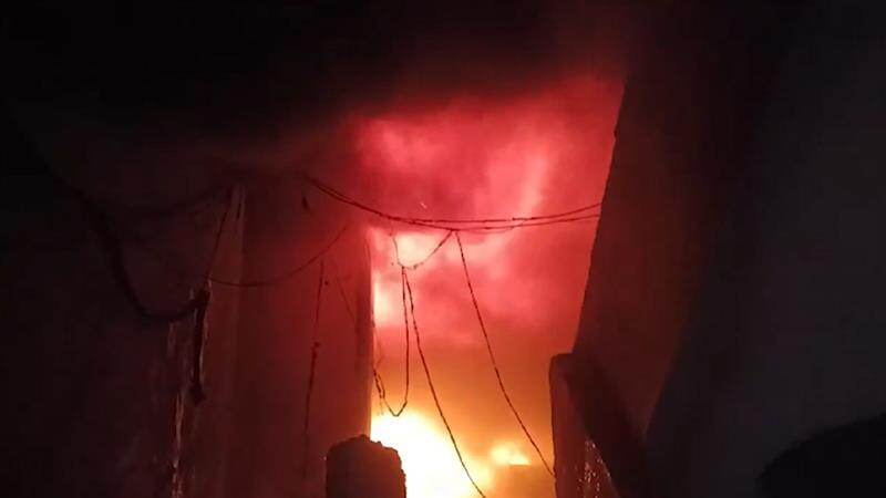 Howrah Fire: হাওড়ায় কাপড়ের গুদামে বিধ্বংসী অগ্নিকাণ্ড, ঘটনাস্থলে দমকল বাহিনী, দেখুন ভিডিয়ো