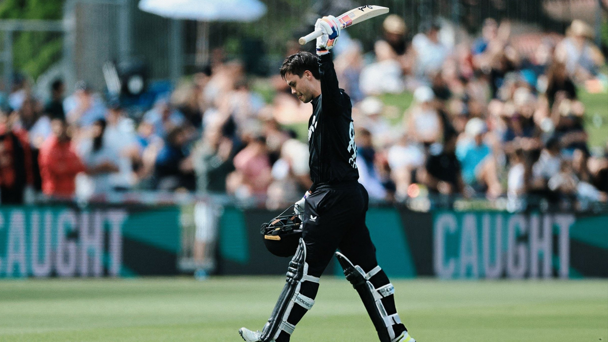 Mark Chapman, NZ vs PAK 1st ODI Live Score: ইতিহাস গড়লেন মার্ক চ্যাপম্যান, নিউজিল্যান্ডের প্রথম ব্যাটসম্যান হয়ে ঝুলিতে এল যে রেকর্ড