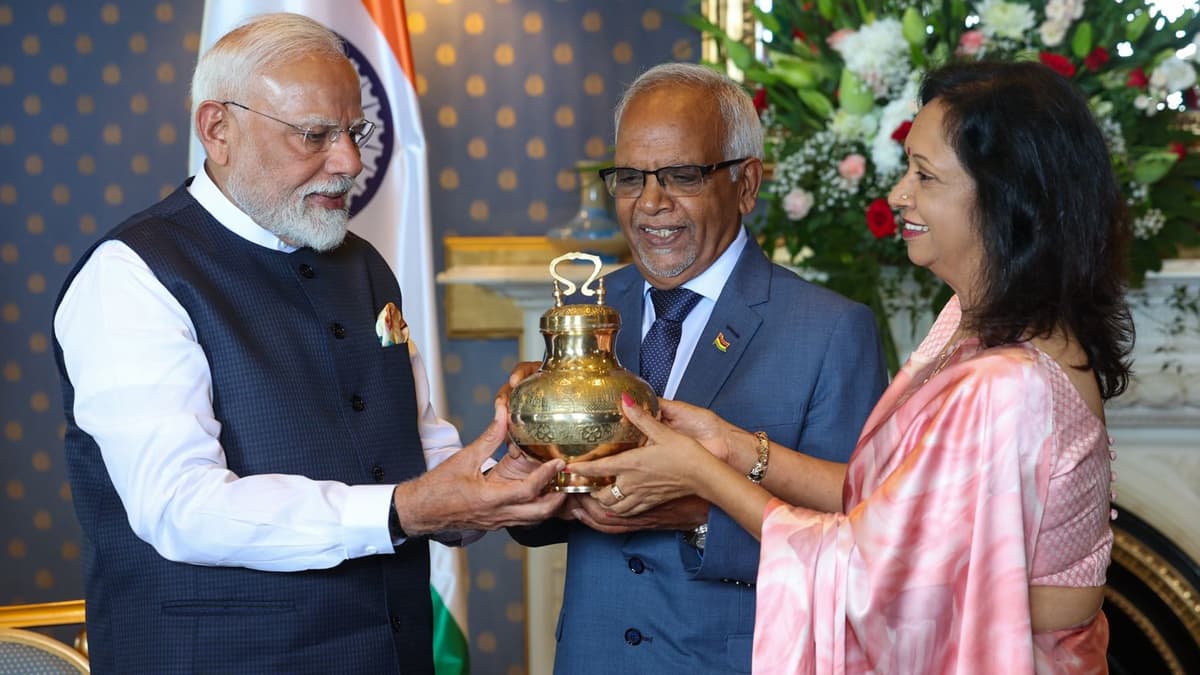 PM Modi in Mauritius: সঙ্গমের জল, বিহারের মাখানা, বারাণসীর বেনারসি... উপহারের ডালা নিয়ে মরিশাসে প্রধানমন্ত্রী মোদী