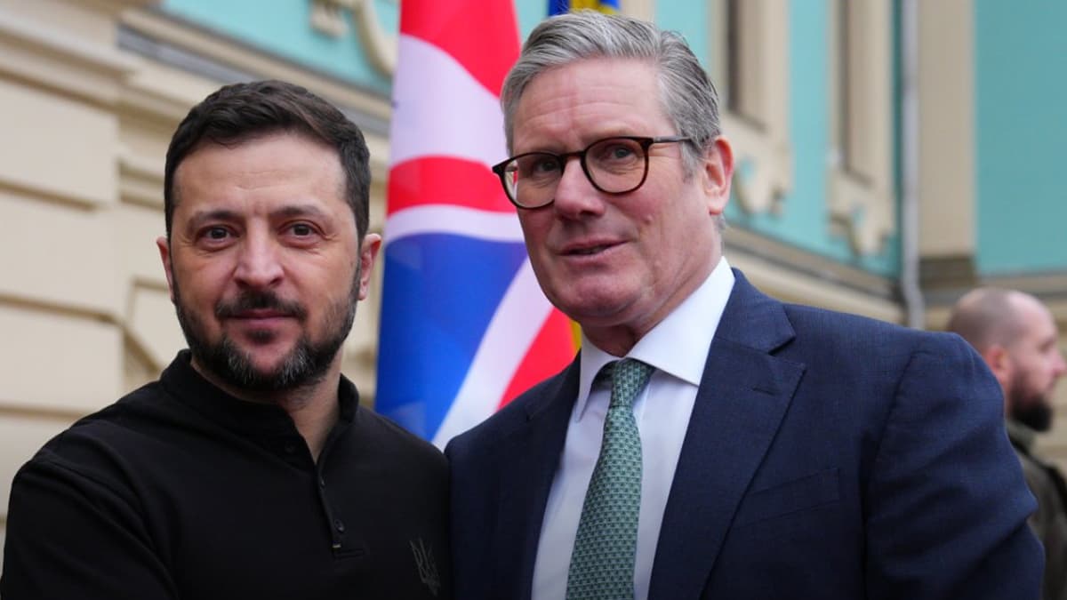 Volodymyr Zelenskyy and Keir Starmer: ট্রাম্পের সঙ্গে বাগযুদ্ধের পরেই জেলেনেস্কি এলেন ব্রিটেন, জড়িয়ে অভ্যর্থনা জানিয়ে পাশে থাকার বার্তা প্রধানমন্ত্রী কিয়ের স্টার্মারের