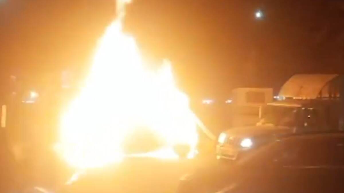 Greater Noida: গ্রেটার নয়ডায় আচমকাই চলন্ত গাড়িতে লাগল আগুন, অল্পের জন্য প্রাণরক্ষা যাত্রীদের, দেখুন ভিডিয়ো