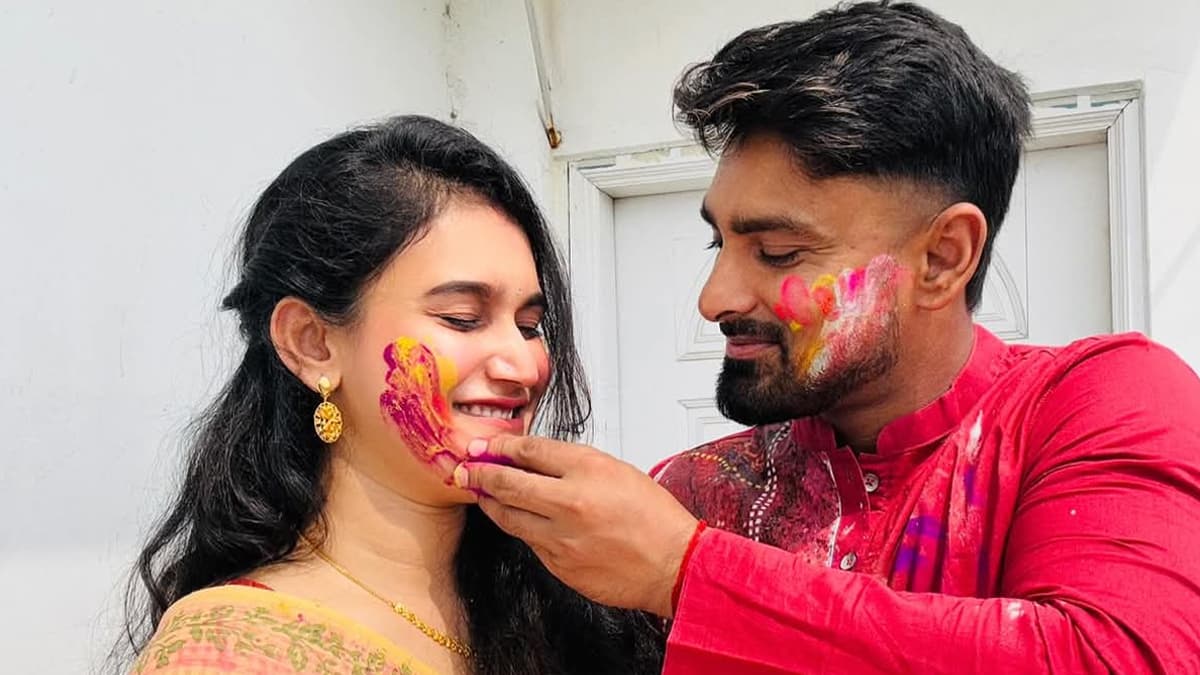 Litton Das Playing Holi: দেখুন, স্ত্রীর সঙ্গে আবির মেখে হোলি সেলিব্রেট বাংলাদেশি ক্রিকেটার লিটন দাসের