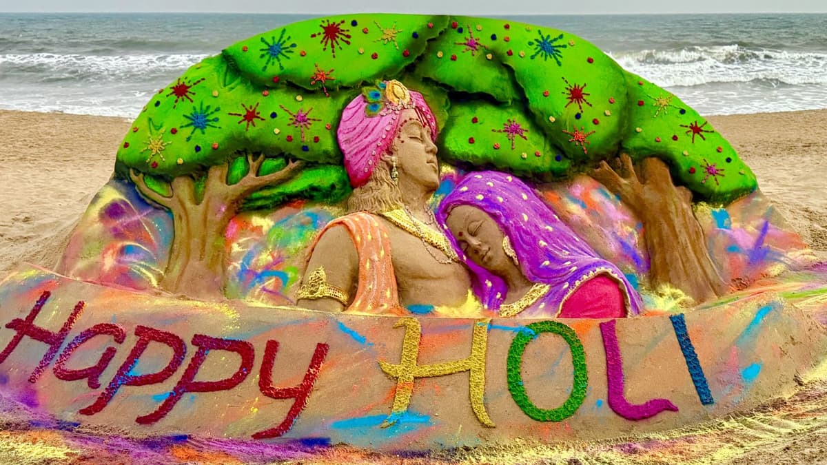 Holi 2025: দোলযাত্রায় রাধা-কৃষ্ণের প্রেম গাঁথা পুরীর সমুদ্র সৈকতে, দেখুন বালু শিল্পী সুদর্শন পট্টনায়কের শিল্পকর্ম