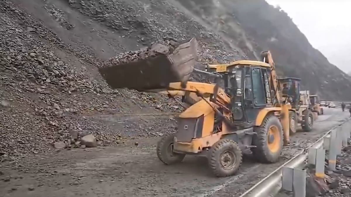 Jammu-Srinagar NH44 Closed: ভারী বৃষ্টিতে বন্ধ ৪৪ নং জাতীয় সড়ক, সকাল থেকেই চলছে রাস্তা সাড়াইয়ের কাজ