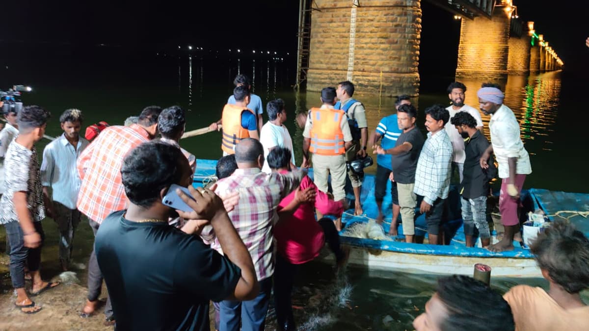 Andhra Pradesh: গোদাবরীতে নৌকাডুবি, রাতের অন্ধকারে রেল সেতুর পিলারে ধাক্কা, মৃত ২