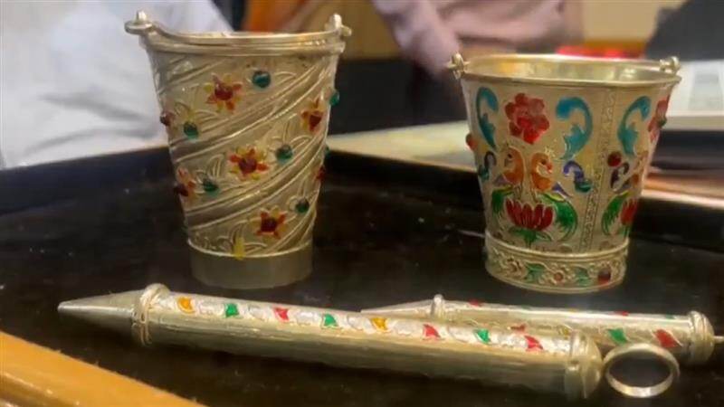 Silver Pichkari Water Gun: দোল উৎসবে লক্ষ টাকার সোনার পিচকারি বিক্রি, দেখুন ভিডিও