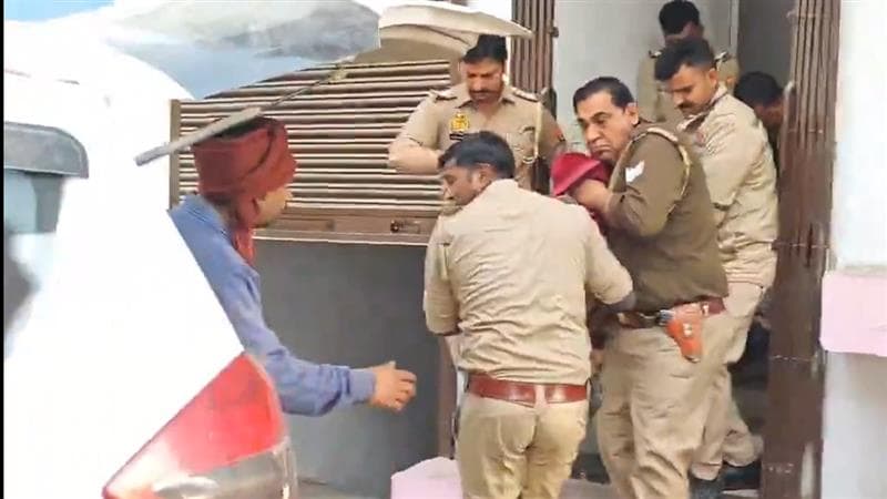 Uttar Pradesh: সন্দেহের জেরে বান্ধবীকে গুলি করে হত্যা, আত্মসমর্পণ যুবকের