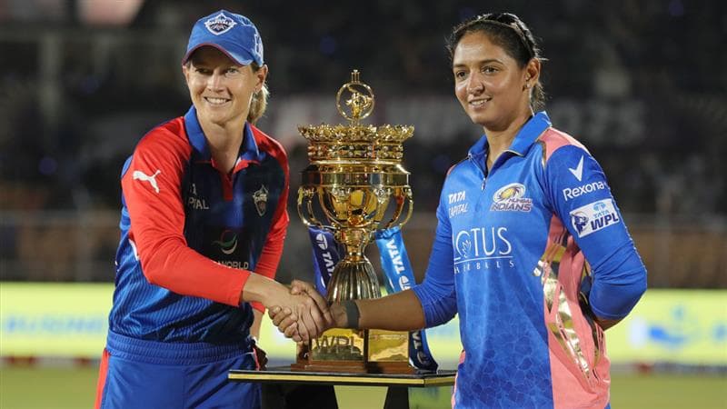 WPL 2025 Final MI vs DC মহিলাদের আইপিএলে চ্যাম্পিয়ন হরমনপ্রীত কৌরের মুম্বই ইন্ডিয়ন্স