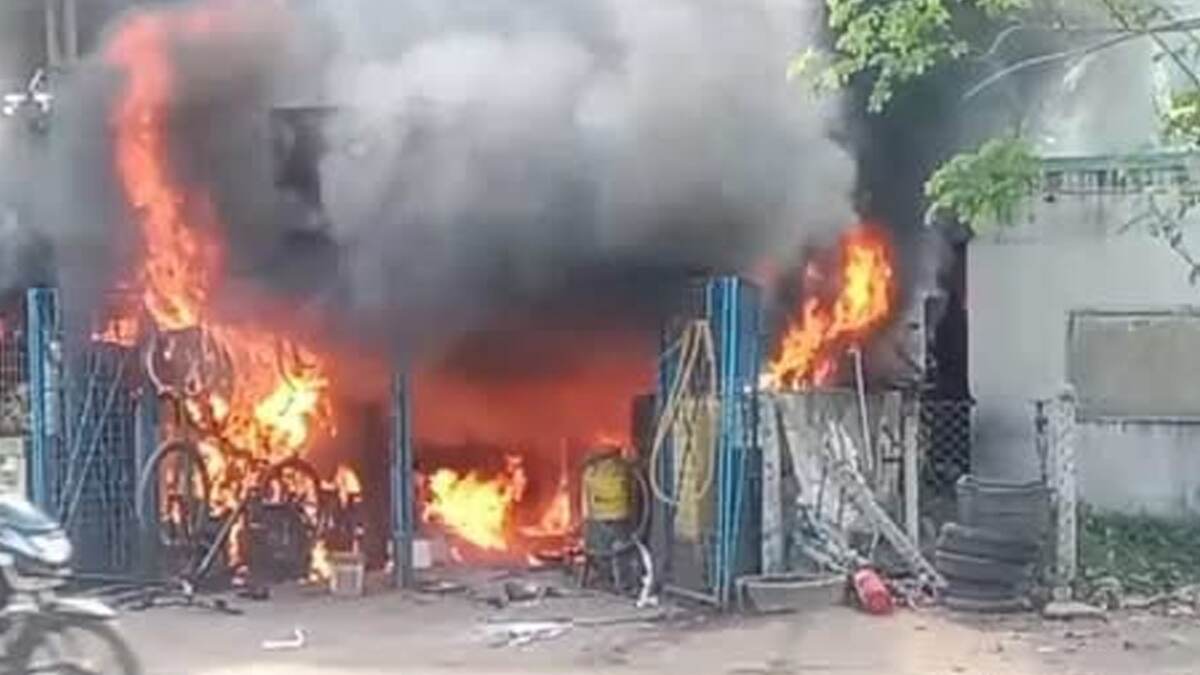 Durgapur Fire: দুর্গাপুরে সাইকেল গ্যারেজে ভয়ঙ্কর বিস্ফোরণ, দাউদাউ করে জ্বলে উঠল দোকান, ঘটনাস্থলে দমকল বাহিনী
