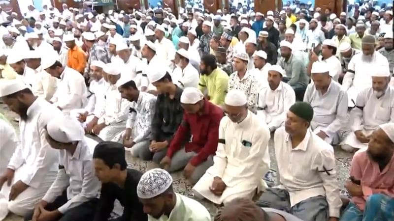 Alvida Namaz: ওয়াকফ সংশোধনী বিলের বিরুদ্ধে প্রতিবাদ জানিয়ে হাতে কালো কাপড় বেঁধে আলবিদা জুম্মা নামাজ আদায়